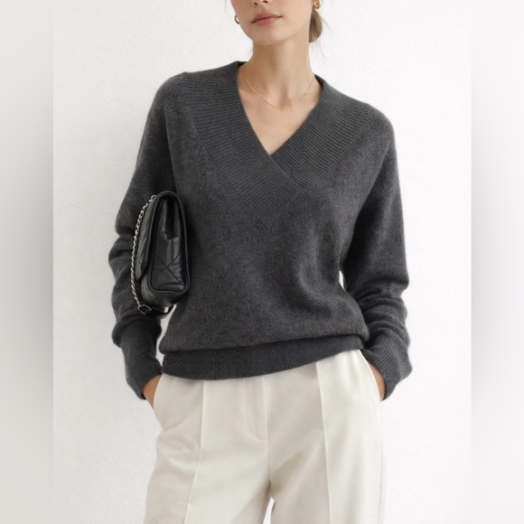 100% Cashmere Charcoal Gray V-Neck Sweater Womens Size S Luxury Knit - Picture 1 of 7